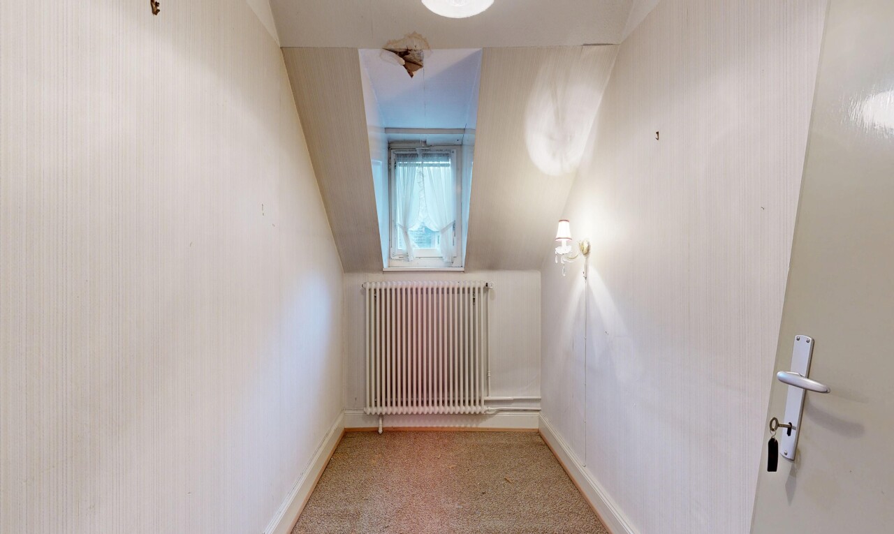 leerer raum mit kühler, teppich, carpet, inside property, und natürliches licht