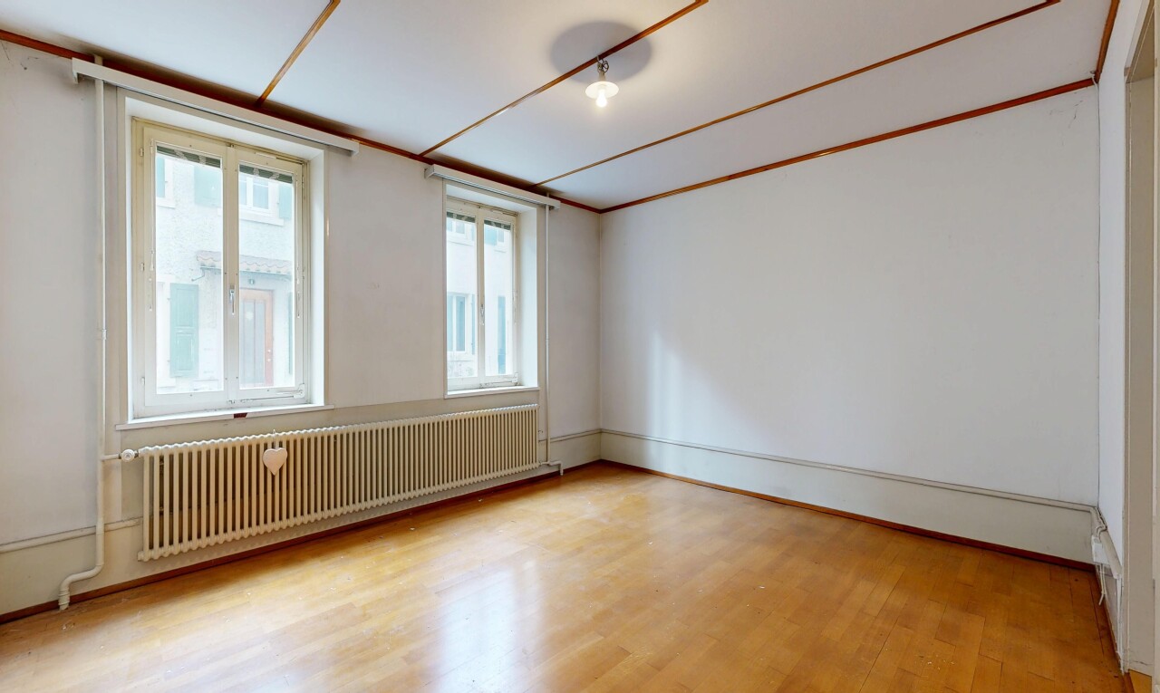 leerer raum mit kühler, drywall, gipskartonwand, wood finish floor, und holzfußboden