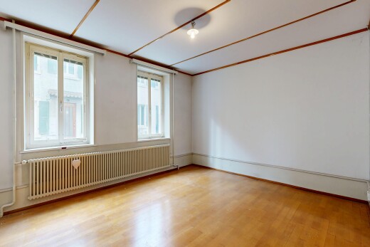 leerer raum mit kühler, drywall, gipskartonwand, wood finish floor, und holzfußboden