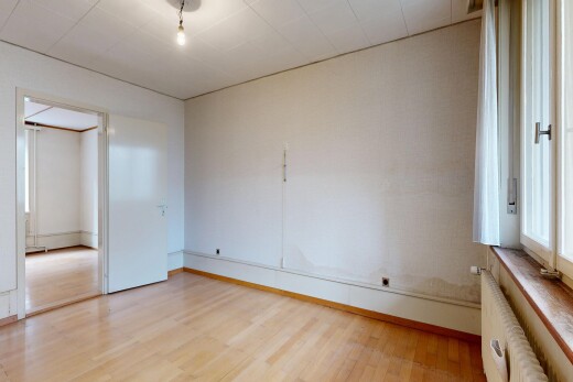 pièce vide avec radiateur, inside property, wood finish floor, sol en finition bois, et drywall