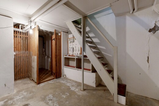treppe mit unfinished concrete floor, concrete floor, betonboden, treppen, und inside property