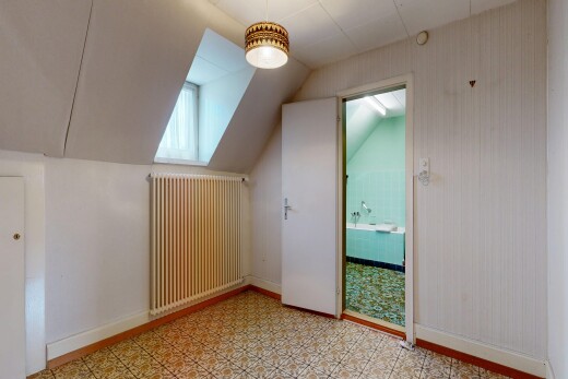 pièce vide avec radiateur, inside property, sol en vinyle, vinyl floor, et plafond bas