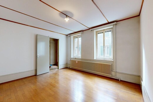 pièce vide avec sol en finition bois, wood finish floor, radiateur, inside property, et cloison sèche