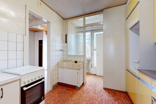 cuisine avec cuisinière, light countertops, plans de travail, white cabinets, et armoires blanches