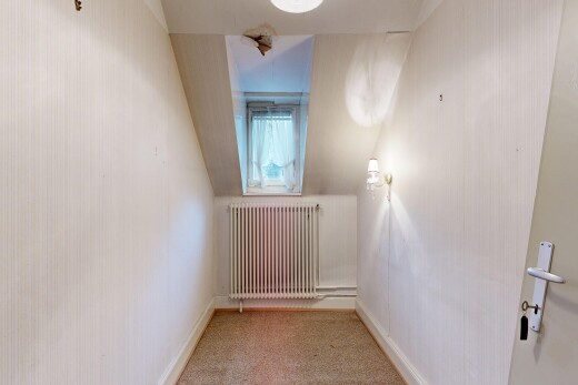 leerer raum mit kühler, teppich, carpet, inside property, und natürliches licht