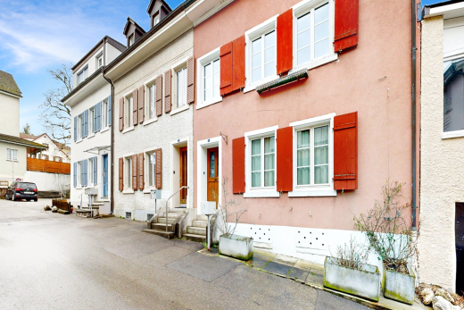 außenansicht mit eingangsstufen und day time