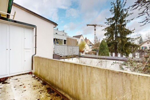 terrasse mit day time und balkon