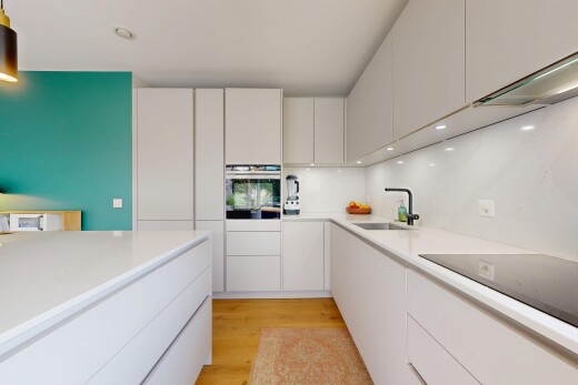 küche mit schränke mit flachen paneelen, holzfußboden, wood finish floor, weiße schränke, und ofen