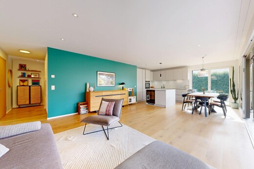 wohn- / esszimmer mit wood finish floor, holzfußboden, inside property, drywall, und gipskartonwand