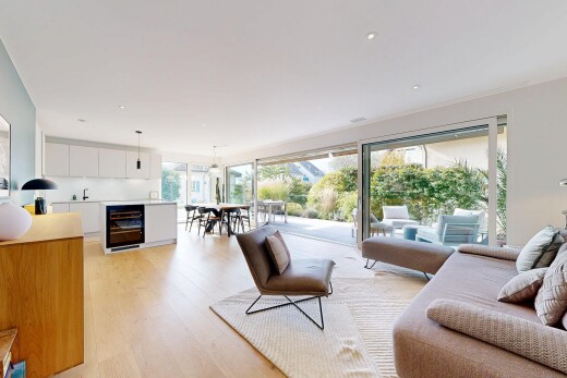 wohn- / esszimmer mit wood finish floor, holzfußboden, natural light, natürliches licht, und inside property