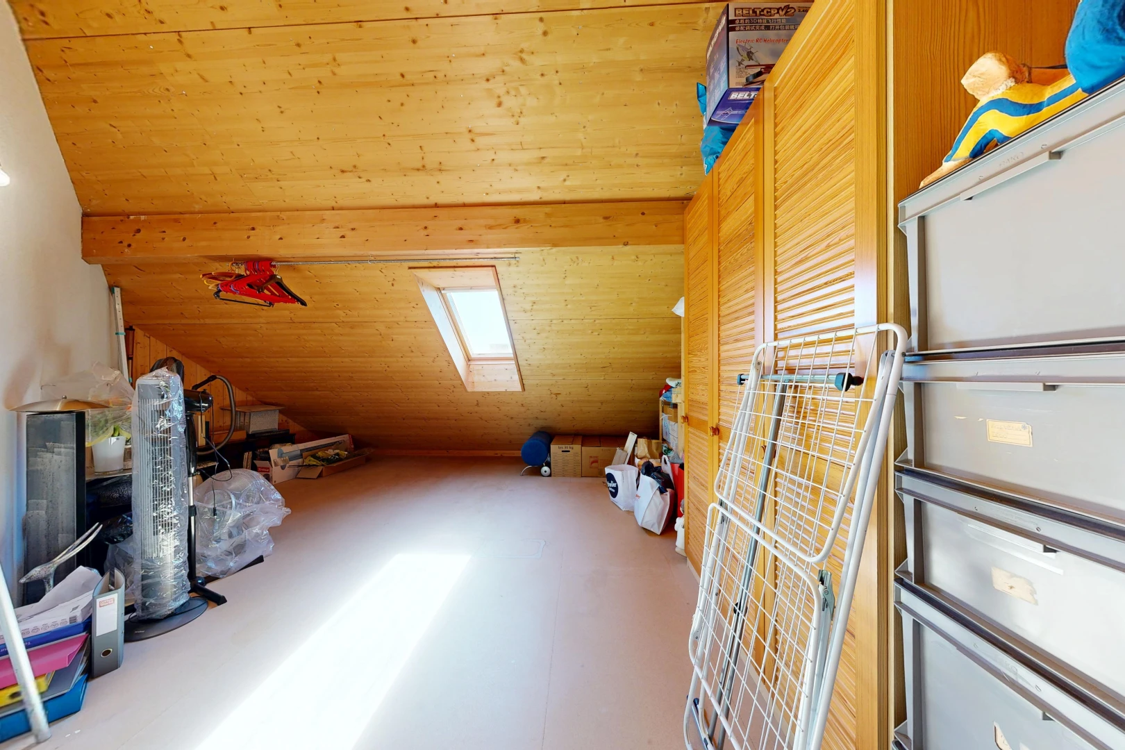 chambre avec vaulted ceiling, plafond voûté, wood ceiling, plafond en bois, et inside property