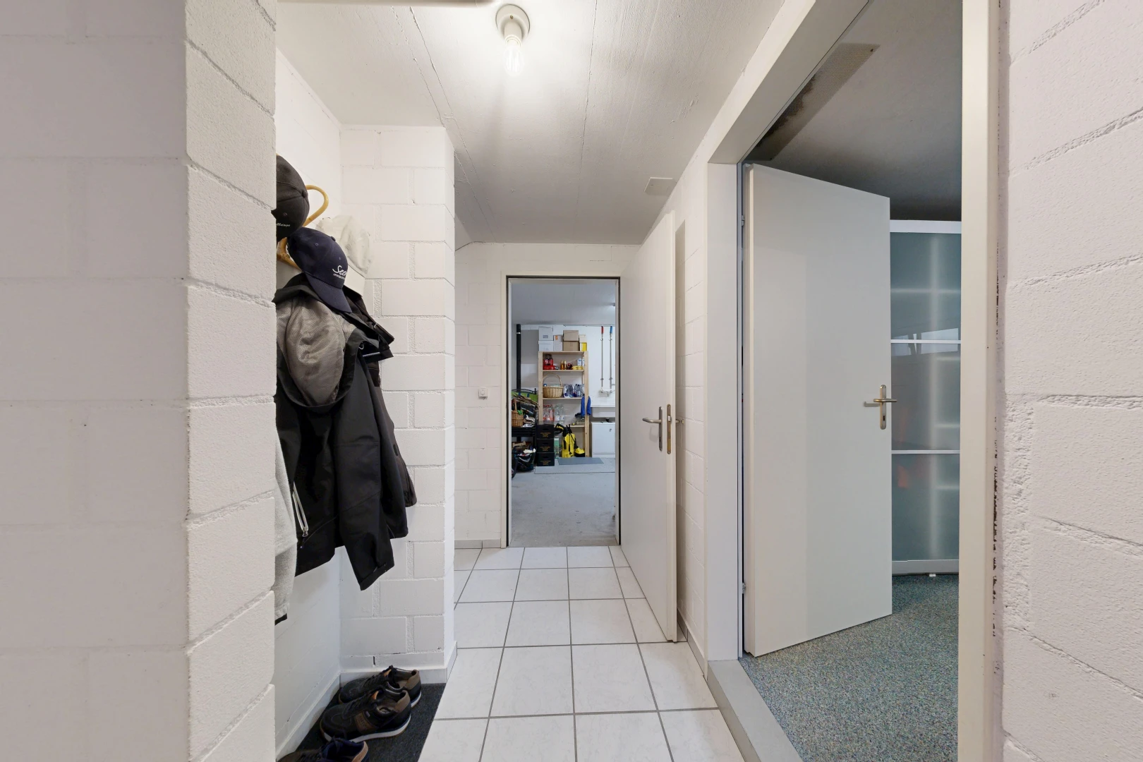 couloir avec sol en carrelage, tile floor, et inside property