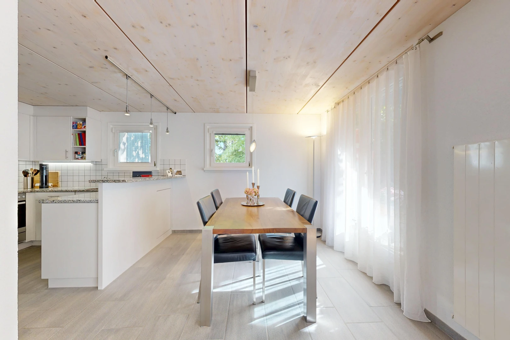 salle à manger avec radiateur, cloison sèche, drywall, inside property, et light floor