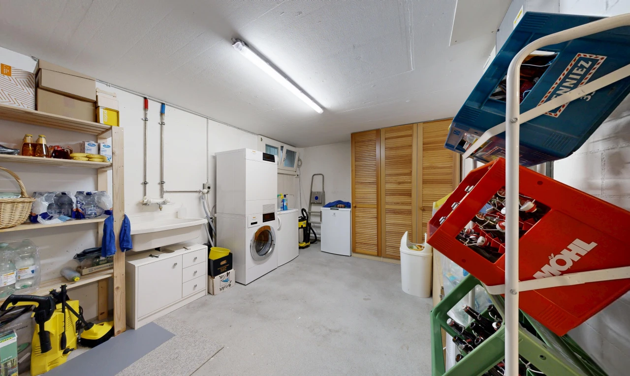 buanderie avec lave-linge et sèche-linge, concrete floor, sol en béton, inside property, et placard