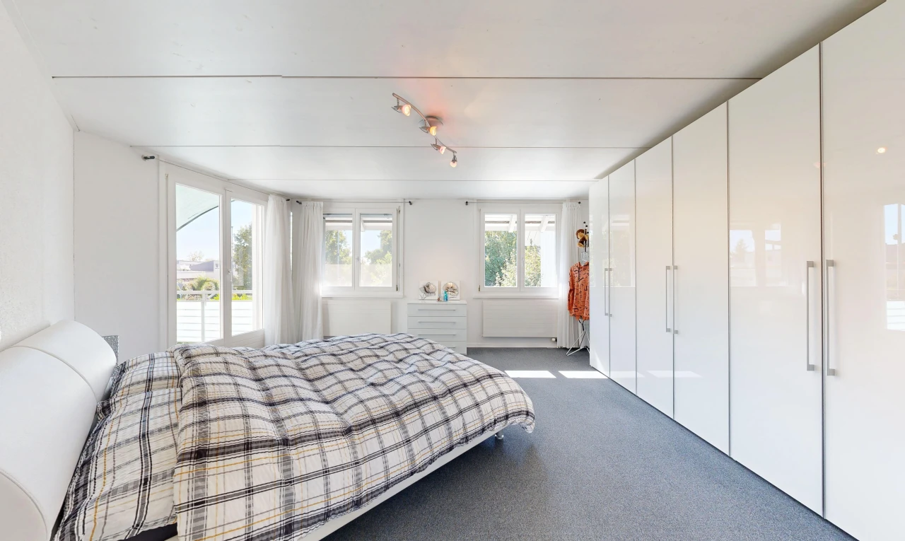 chambre avec éclairage sur rail, carpet, moquette, lumière naturelle, et inside property