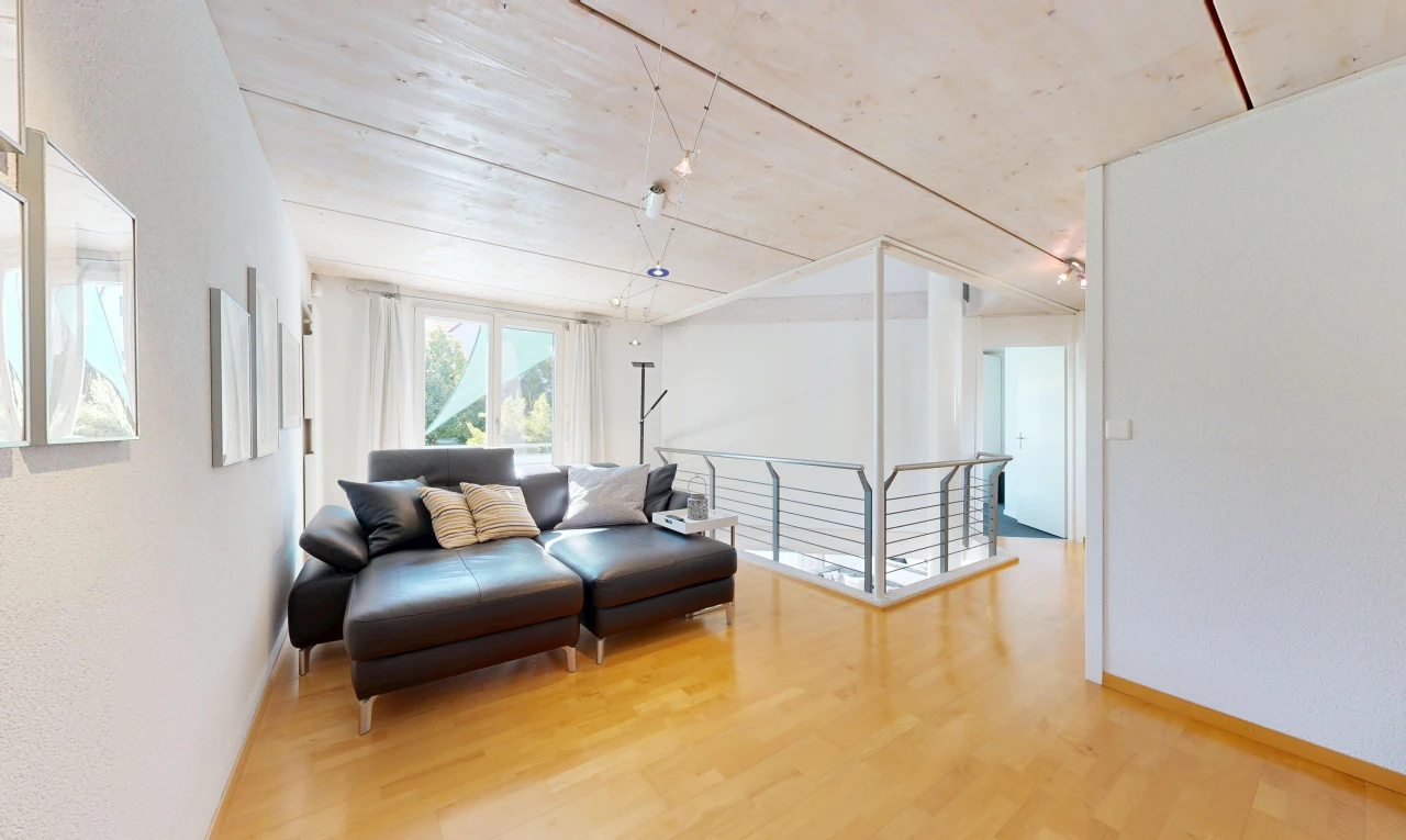 salon avec wood finish floor, sol en finition bois, light floor, inside property, et baseboards wall