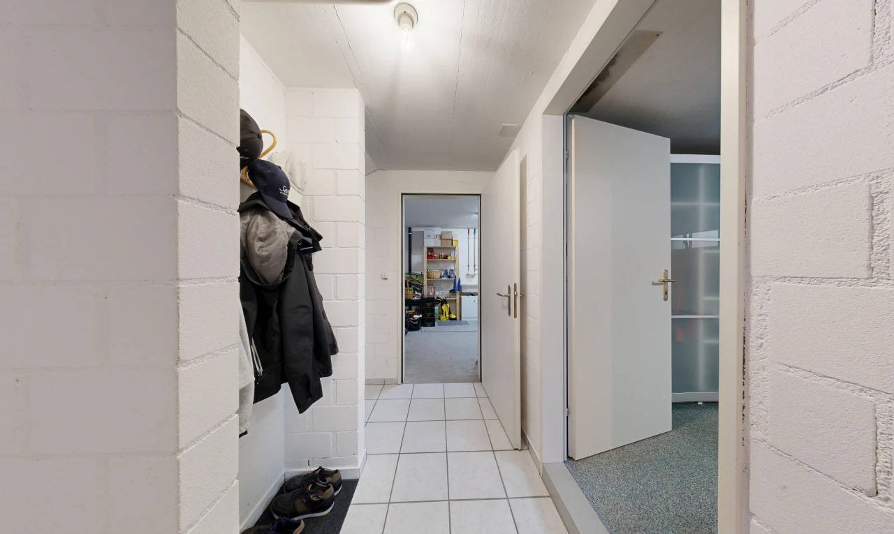 couloir avec sol en carrelage, tile floor, et inside property