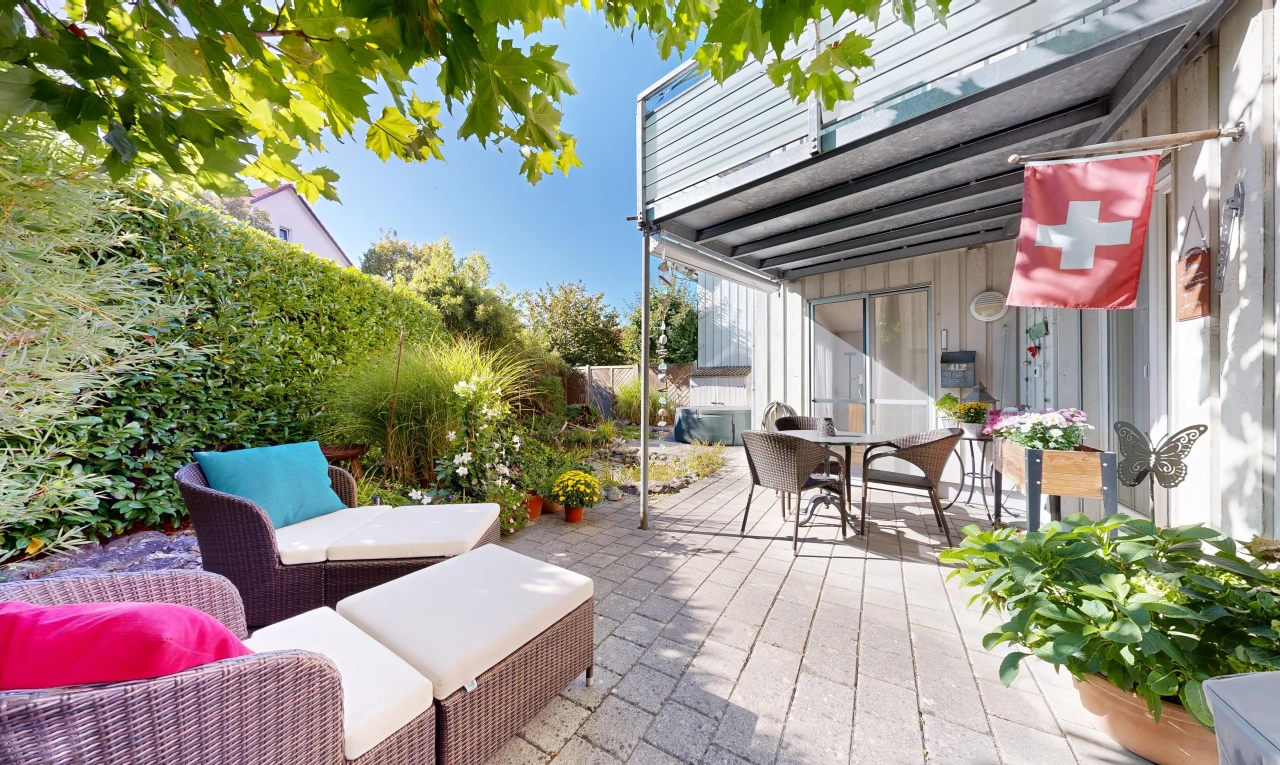 terrasse avec terrasse, from property, coin repas extérieur, clôture, et day time