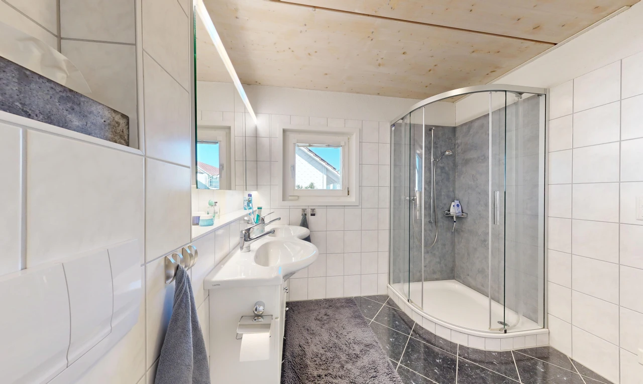 salle de bains avec salle de bain complète, miroir, douche, mur en carrelage, et tile wall