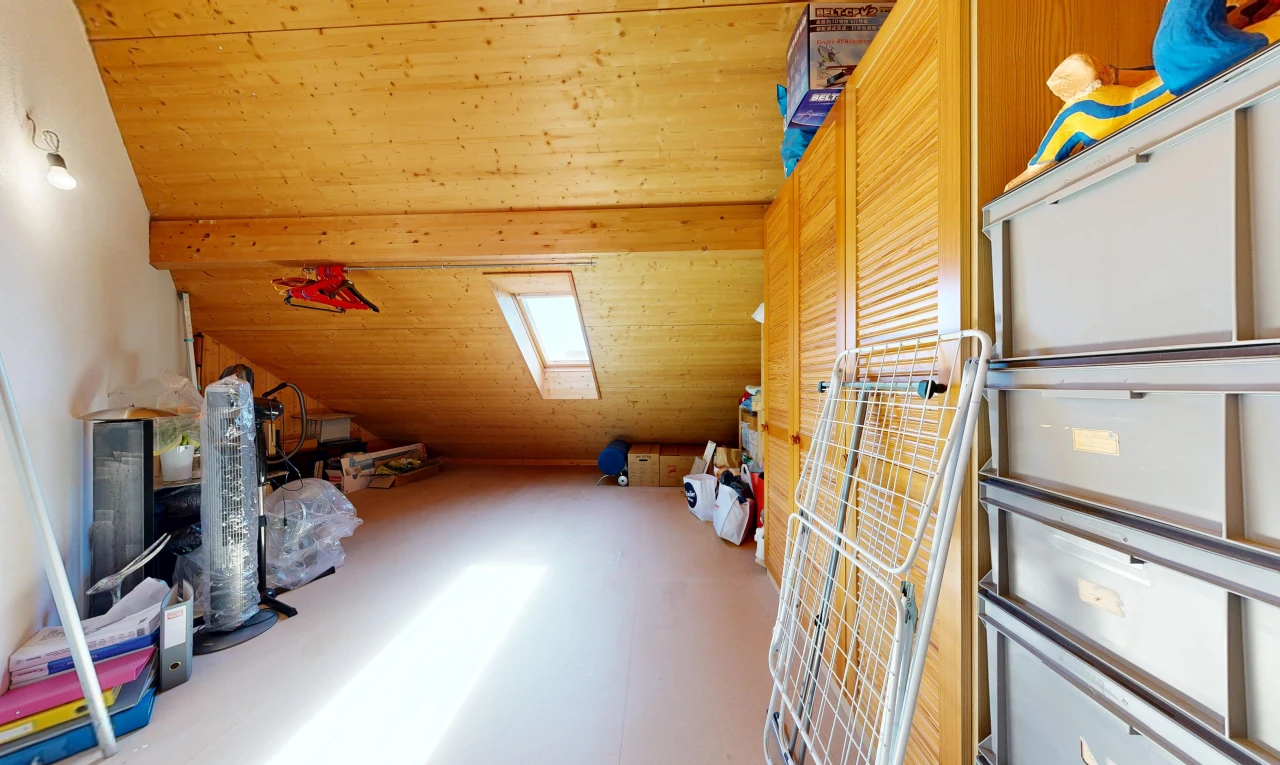 chambre avec vaulted ceiling, plafond voûté, wood ceiling, plafond en bois, et inside property