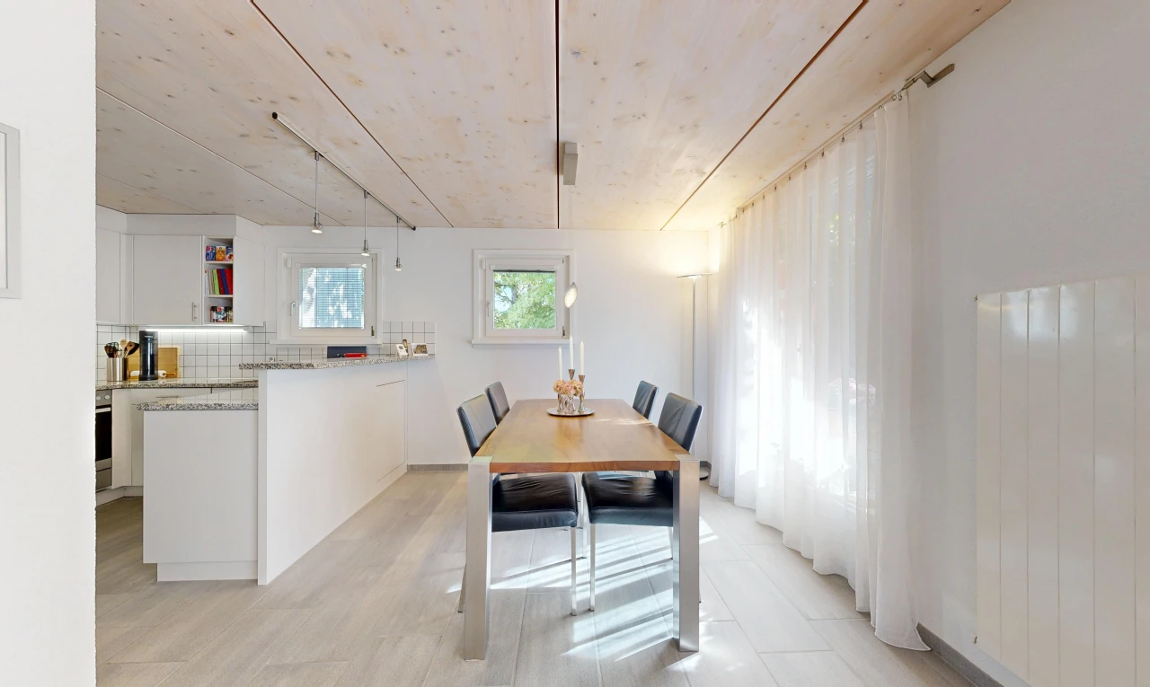 salle à manger avec radiateur, cloison sèche, drywall, inside property, et light floor