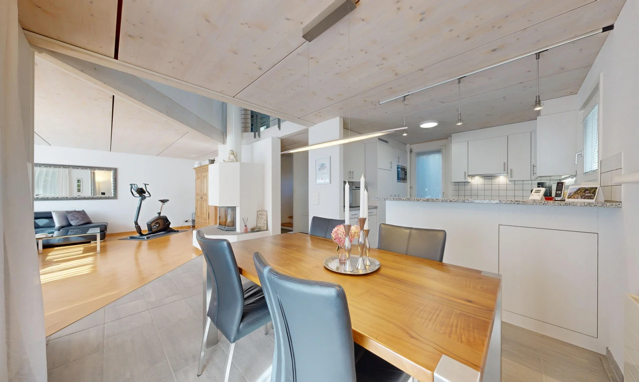salle à manger avec drywall, cloison sèche, inside property, backsplash, et light floor