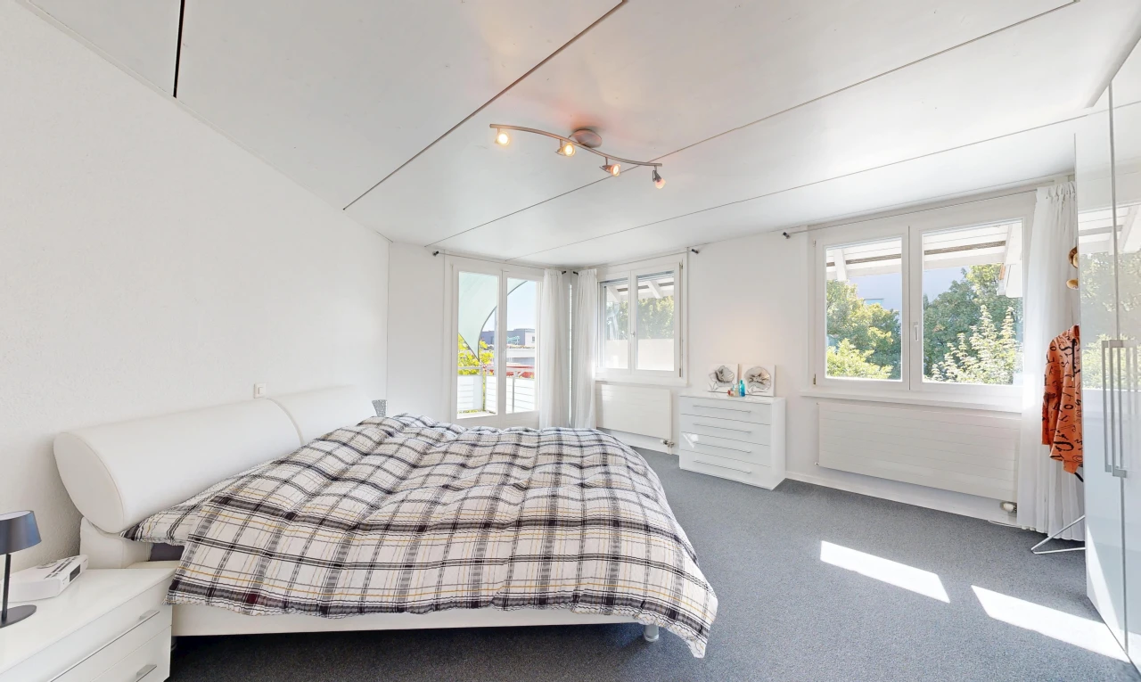 chambre avec éclairage sur rail, carpet, moquette, drywall, et cloison sèche