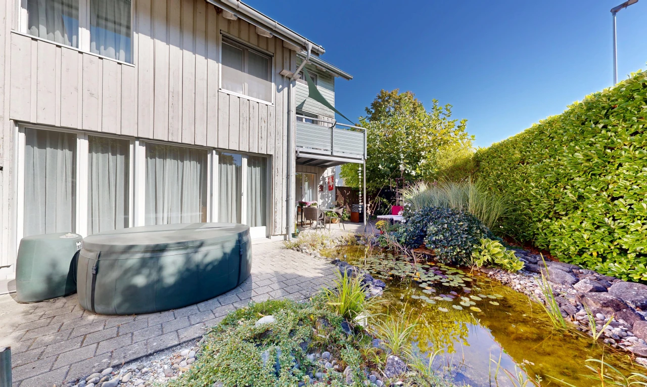 jardin avec bain à remous, garden pond, étang de jardin, terrasse, et from property