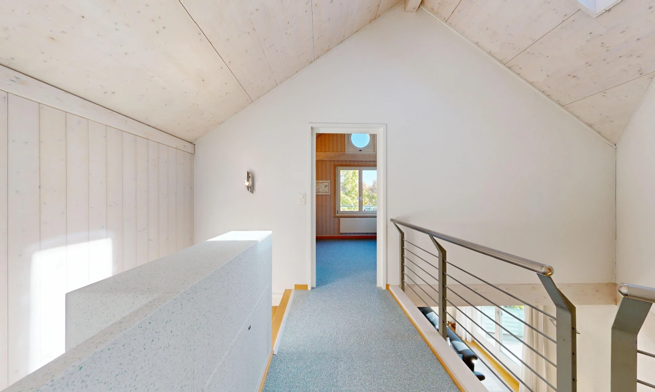 escaliers avec plafond cathédrale, cathedral ceiling, inside property, lumière naturelle, et cloison sèche