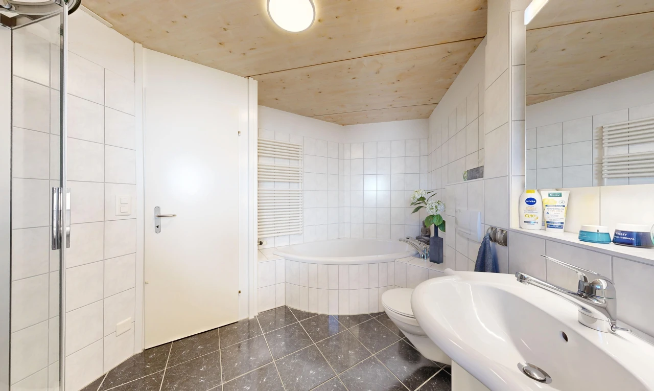 salle de bains avec chauffe-serviettes, mur en carrelage, tile wall, salle de bain complète, et évier