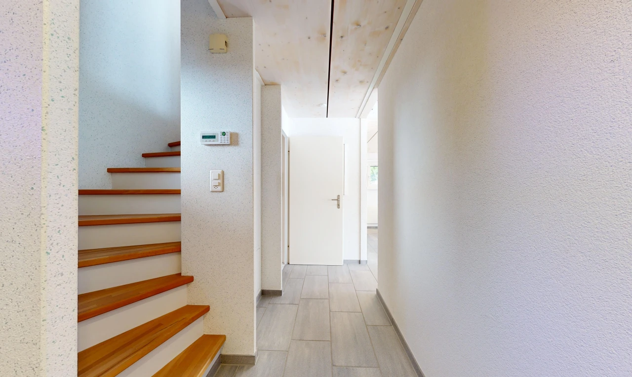 escaliers avec escaliers, light floor, wood finish stairs, inside property, et baseboards wall