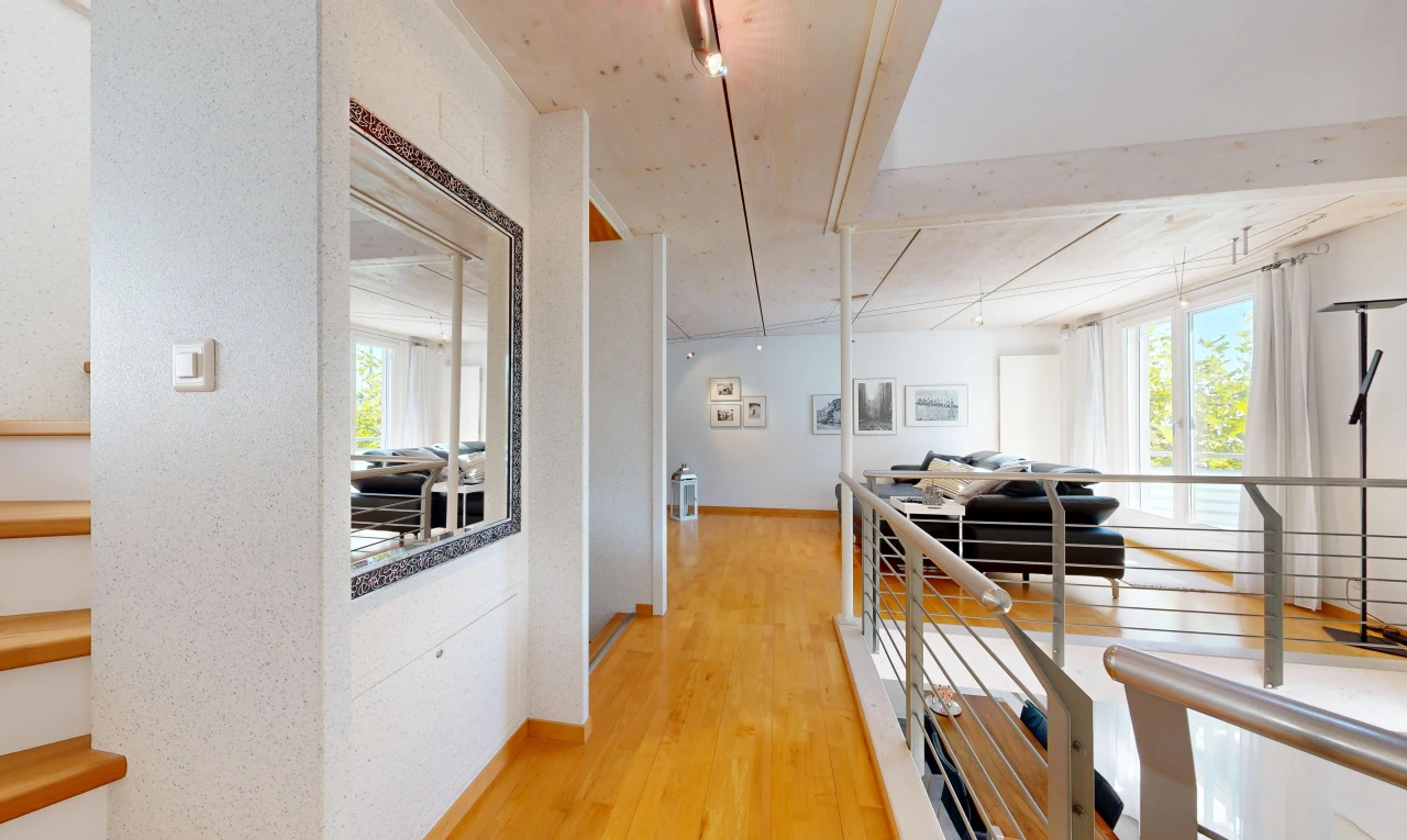 couloir avec escaliers, wood finish floor, sol en finition bois, light floor, et inside property