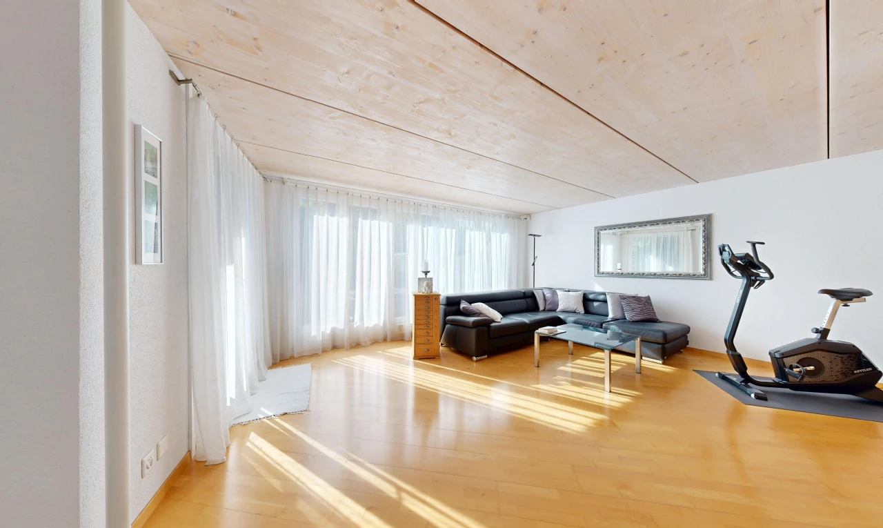 salon avec drywall, cloison sèche, wood finish floor, sol en finition bois, et inside property