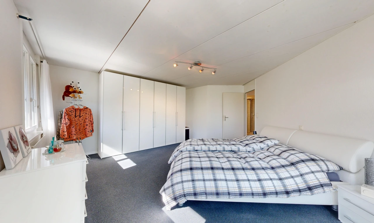 chambre avec éclairage sur rail, drywall, cloison sèche, inside property, et placard