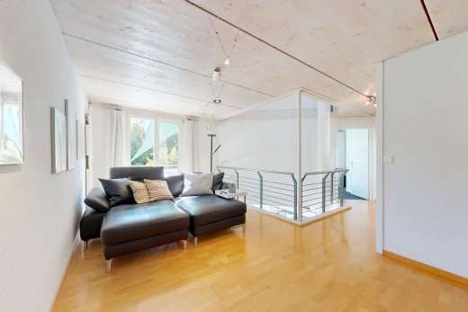 salon avec wood finish floor, sol en finition bois, light floor, inside property, et baseboards wall