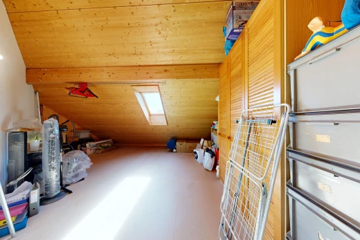 chambre avec vaulted ceiling, plafond voûté, wood ceiling, plafond en bois, et inside property