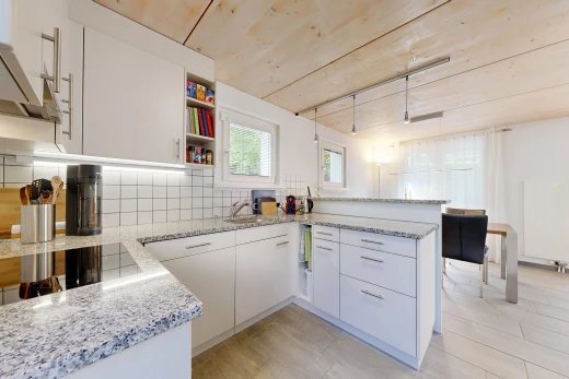 cuisine avec light countertops, plans de travail en pierre, stone countertops, armoires blanches, et white cabinets