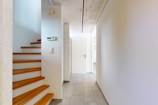 escaliers avec escaliers, light floor, wood finish stairs, inside property, et baseboards wall