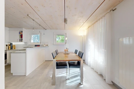 salle à manger avec radiateur, cloison sèche, drywall, inside property, et light floor