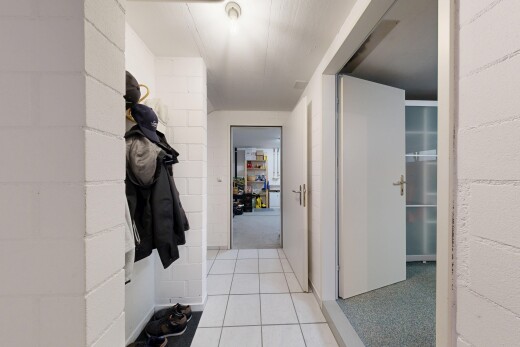 couloir avec sol en carrelage, tile floor, et inside property