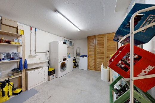 buanderie avec lave-linge et sèche-linge, concrete floor, sol en béton, inside property, et placard