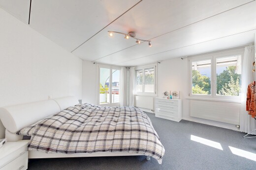 chambre avec éclairage sur rail, carpet, moquette, drywall, et cloison sèche