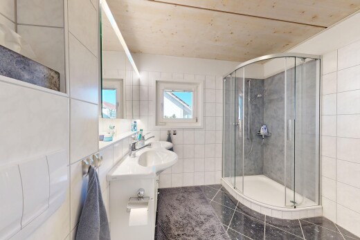 salle de bains avec salle de bain complète, miroir, douche, mur en carrelage, et tile wall