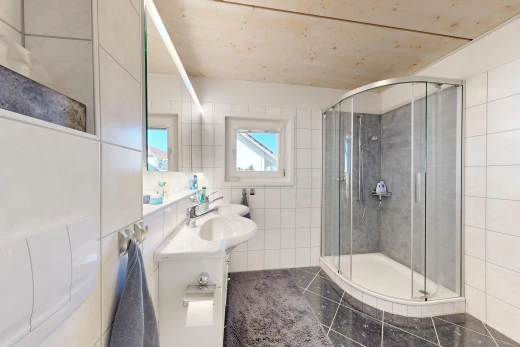 salle de bains avec salle de bain complète, miroir, douche, mur en carrelage, et tile wall