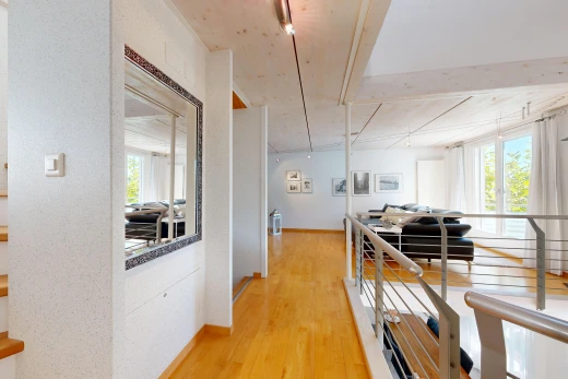 couloir avec escaliers, wood finish floor, sol en finition bois, light floor, et inside property