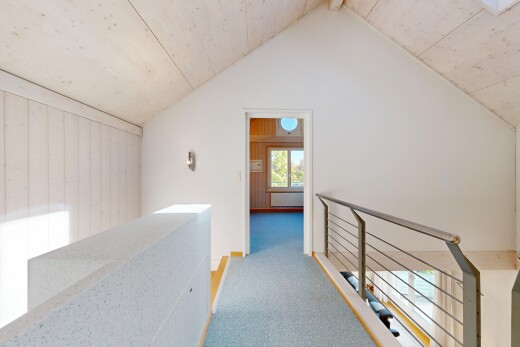 escaliers avec plafond cathédrale, cathedral ceiling, inside property, lumière naturelle, et cloison sèche