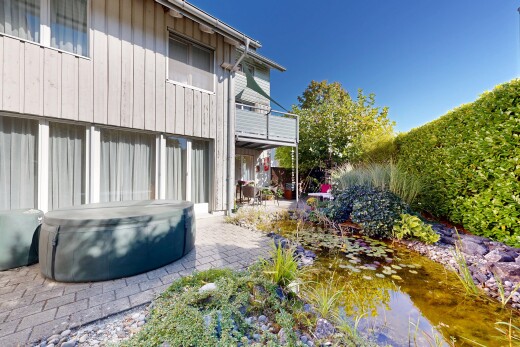 jardin avec bain à remous, garden pond, étang de jardin, terrasse, et from property