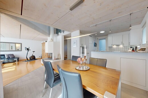salle à manger avec drywall, cloison sèche, inside property, backsplash, et light floor
