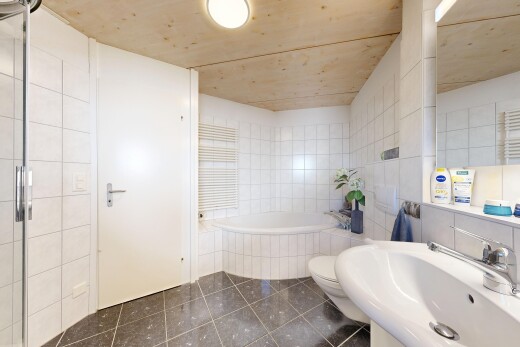 salle de bains avec chauffe-serviettes, mur en carrelage, tile wall, salle de bain complète, et évier