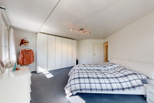 chambre avec éclairage sur rail, drywall, cloison sèche, inside property, et placard